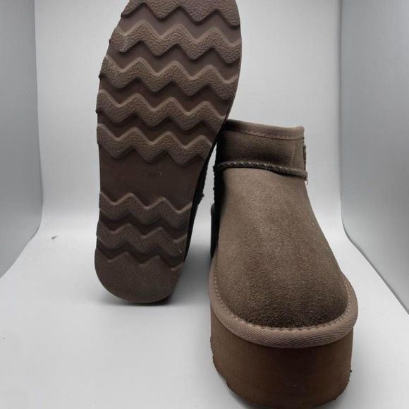 CUSHIONAIRE Women's COZY Genuine Suede pull on platform boot TAUPE 7.5 - Picture 5 of 6